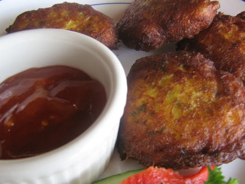 Accras de morue dorés et croustillants servis avec une sauce chili pimentée