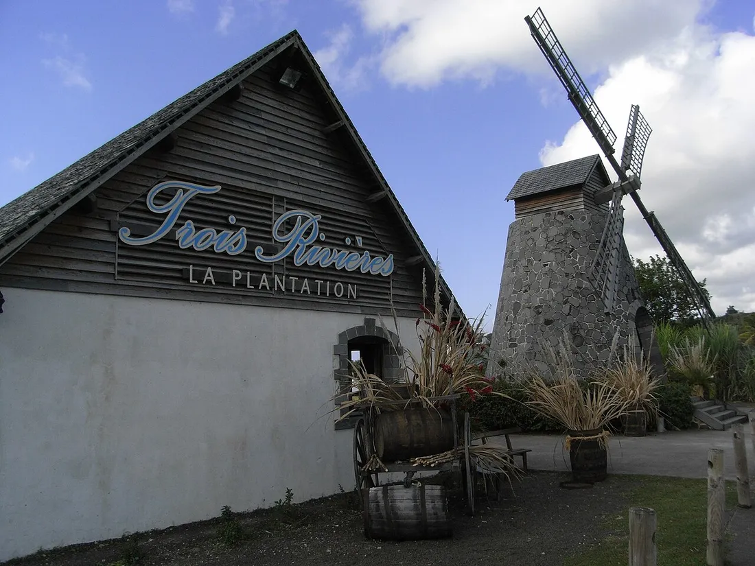 Facade en bois et moulin a vent de la distillerie de rhum agricole Trois Rivieres en Martinique