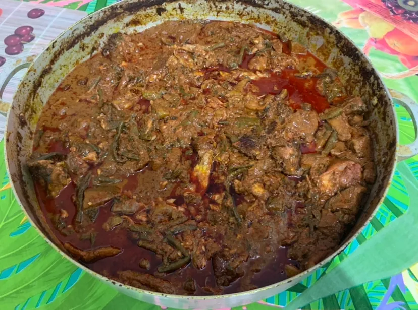 Grande marmite de bouillon d'awara guyanais, plat traditionnel servi le dimanche de Pâques en Guyane