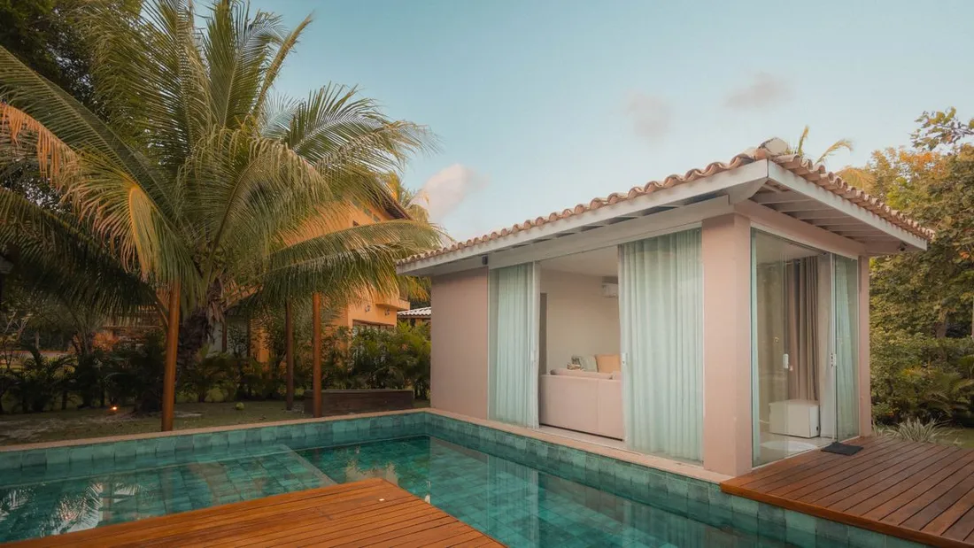 Villa tropicale avec piscine privee et salon ouvert sur la terrasse, typique d'un logement Airbnb propose a la location aux Antilles