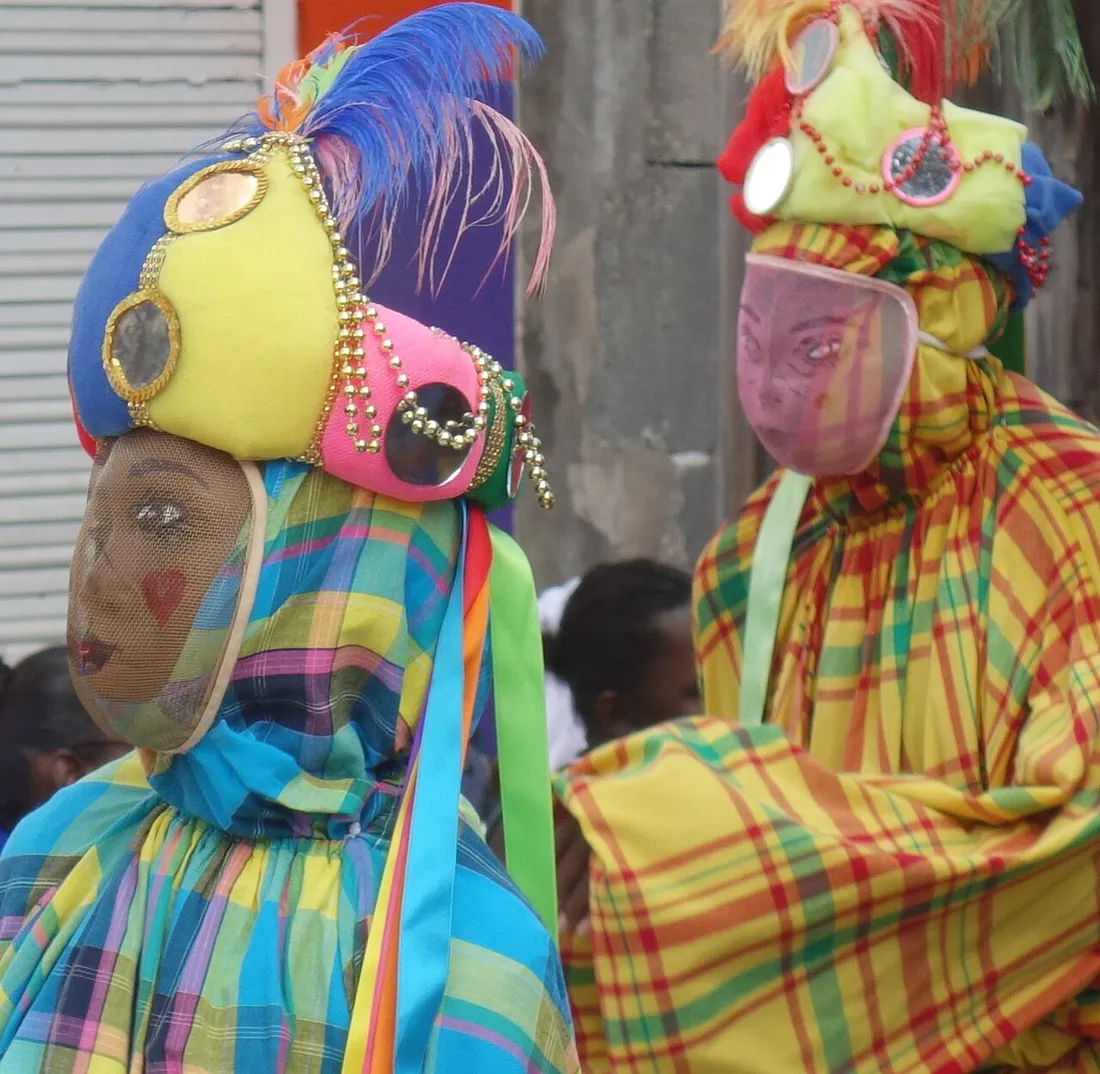 Costumes et masques en madras du carnaval de Basse-Terre en Guadeloupe, l'un des grands evenements de l'ile