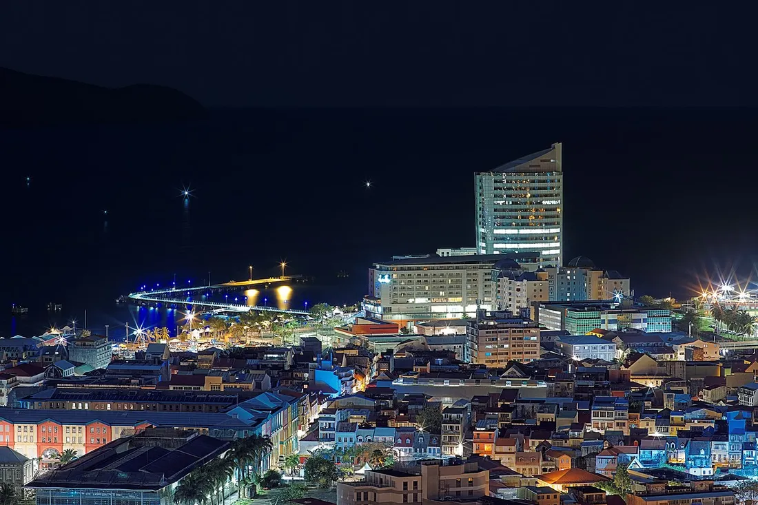 Vue de nuit du centre-ville et des habitations de Fort-de-France, principale commune de la Martinique