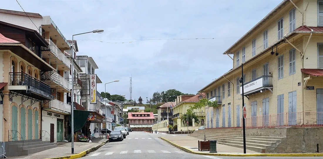 Rue du centre de Cayenne en Guyane bordee de maisons creoles a balcons en bois, typiques du bati pouvant accueillir des meubles de tourisme