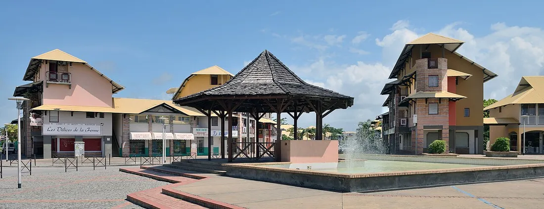 Centre-ville de Kourou en Guyane avec sa place, sa fontaine et ses immeubles de style creole