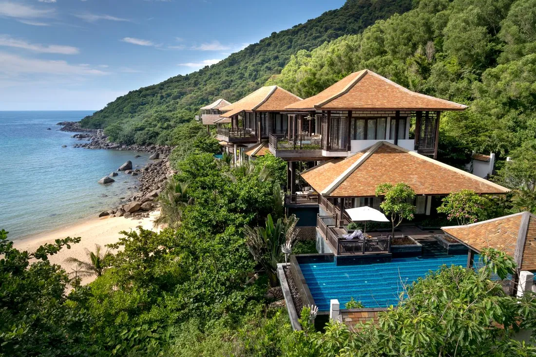 Villa de standing avec piscine privée surplombant une baie tropicale aux Antilles, le type de bien confié à une conciergerie