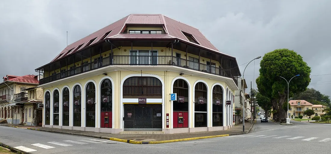Batiment colonial de la place des Palmistes au centre-ville de Cayenne, en Guyane francaise, point de reperage a l'arrivee