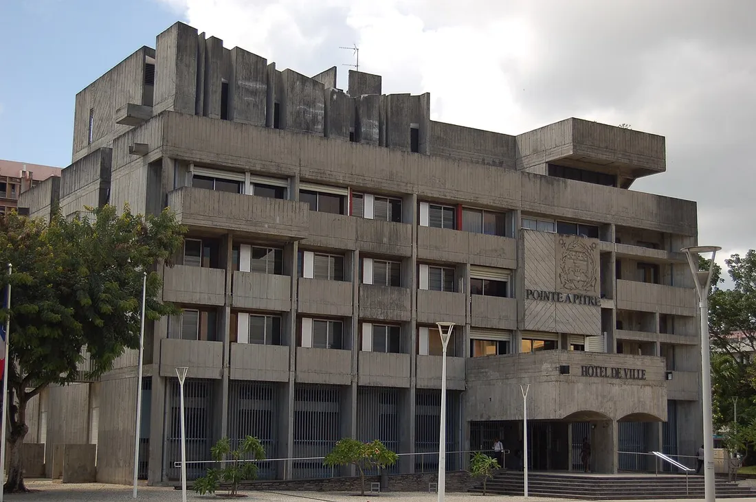 Façade de l'hôtel de ville de Pointe-à-Pitre en Guadeloupe, lieu de la déclaration des meublés de tourisme en mairie