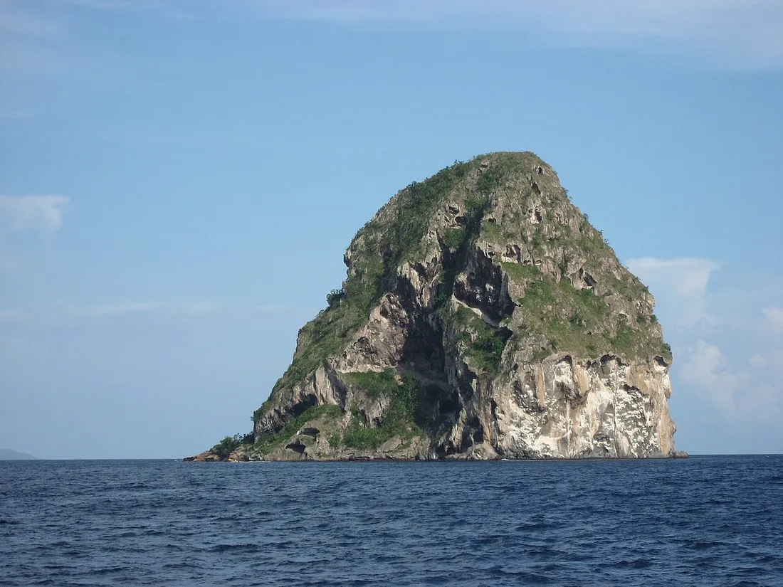 Le Rocher du Diamant, ilot rocheux escarpe surgissant de la mer bleue au large du Diamant en Martinique