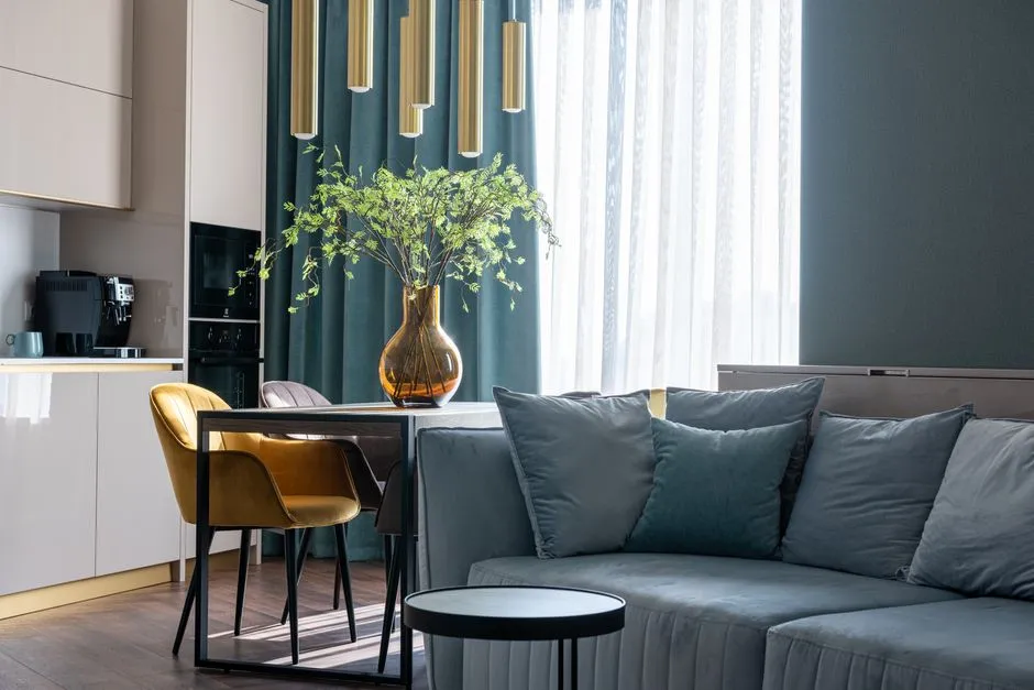 Intérieur d'un appartement meublé moderne avec salon, coin repas et cuisine ouverte, illustrant un bien en location meublée non professionnelle (LMNP)