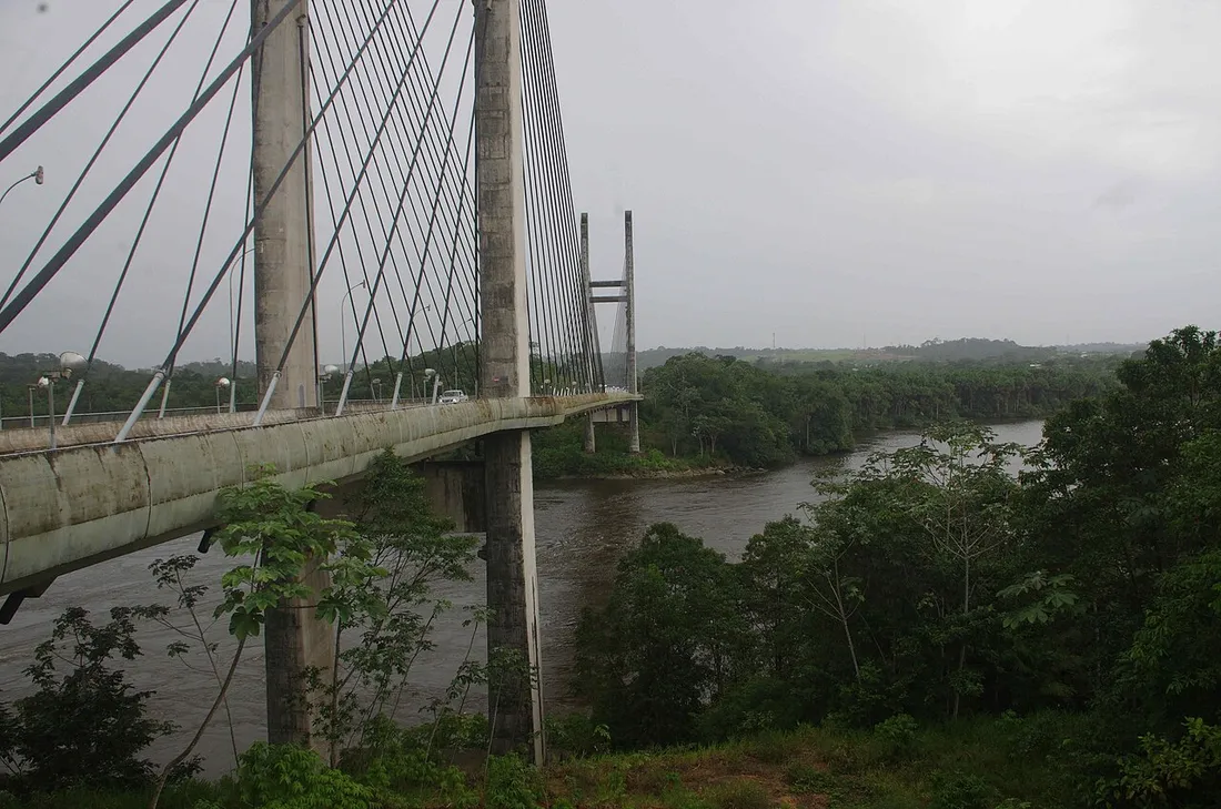 Le pont binational sur le fleuve Oyapock reliant Saint-Georges en Guyane à Oiapoque au Brésil