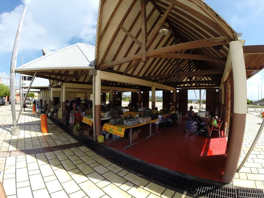 Halle couverte du marché aux fruits et légumes du Vauclin, en Martinique, avec ses tables nappées de madras et ses étals de produits locaux