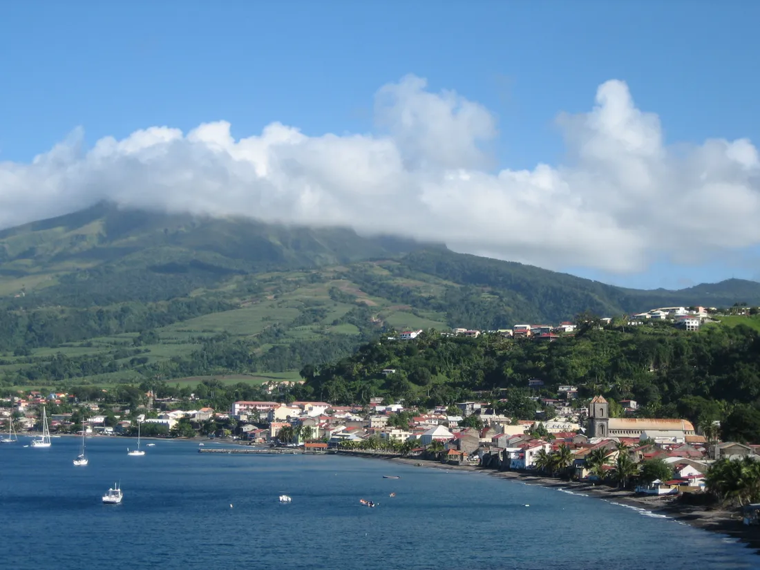 La ville de Saint-Pierre étirée le long de sa baie au pied de la Montagne Pelée, dans le Nord Caraïbe de la Martinique