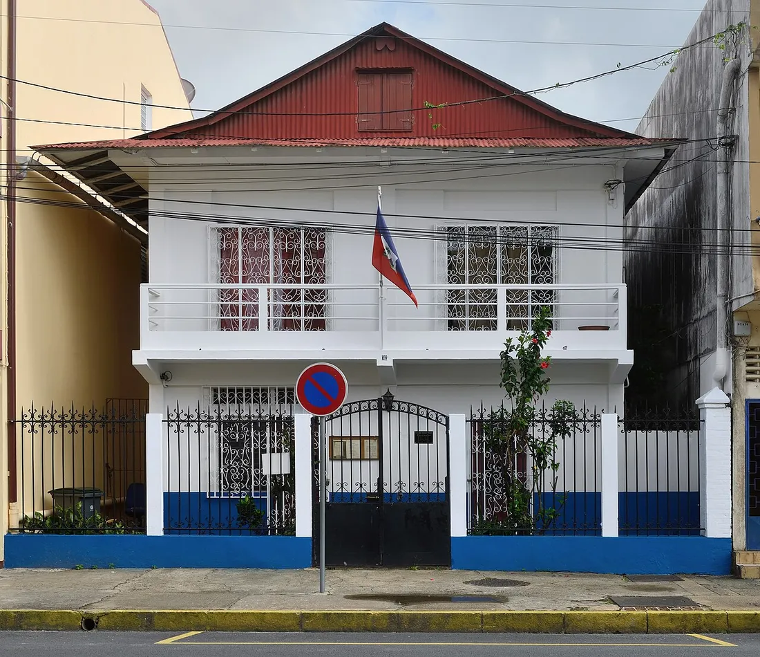 Maison créole traditionnelle restaurée avenue Héder à Cayenne, façade blanche et toit en tôle rouge