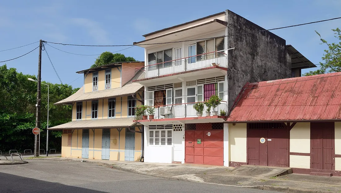 Maisons créoles à étage de la rue Guizan dans un quartier résidentiel de Cayenne, en Guyane