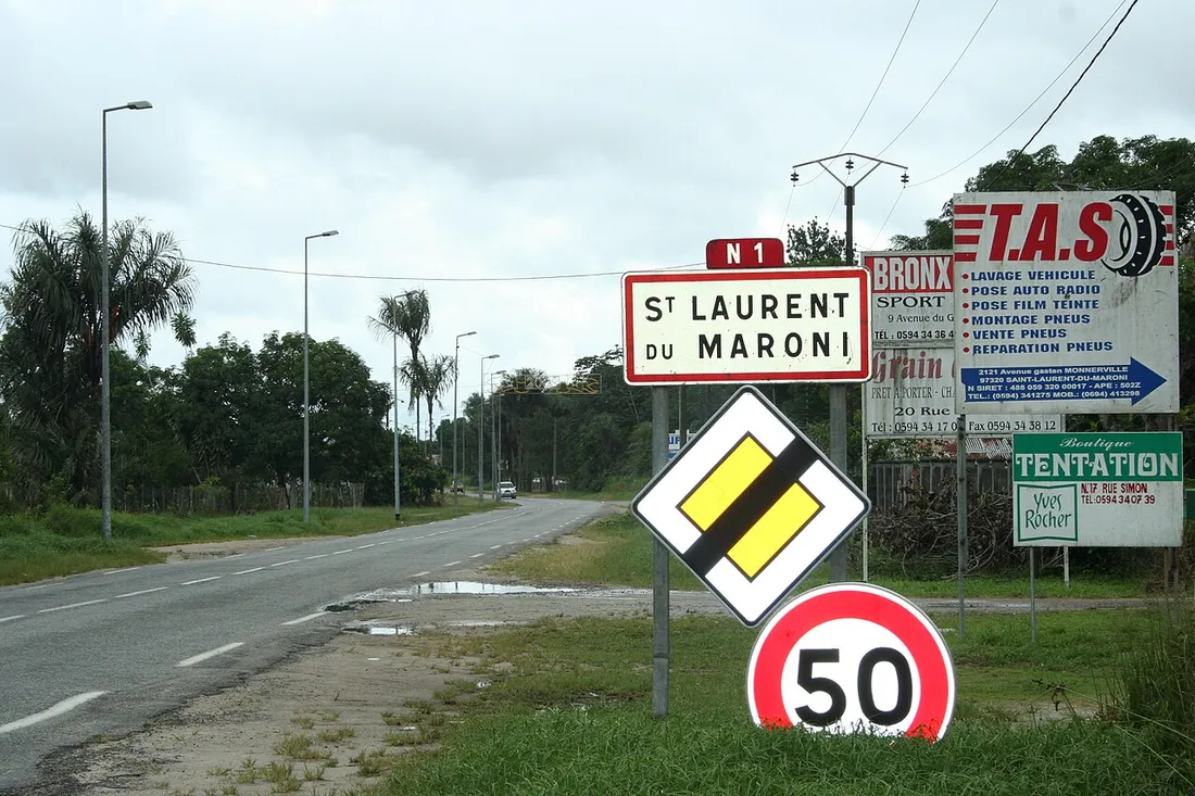 Panneau d'entrée de la ville de Saint-Laurent-du-Maroni sur la route nationale 1 menant au fleuve frontalier Maroni