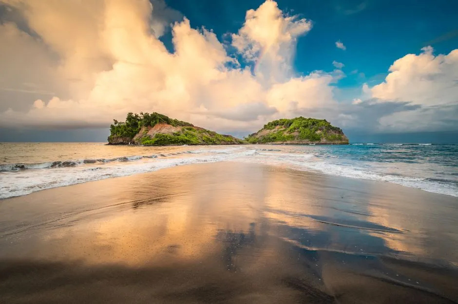 Plage de sable et îlets de Sainte-Marie en Martinique au coucher du soleil, une étape phare d'un circuit d'une semaine