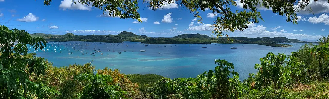 Vue panoramique sur la baie du Marin au sud de la Martinique, avec de nombreux voiliers au mouillage et les collines verdoyantes en arrière-plan