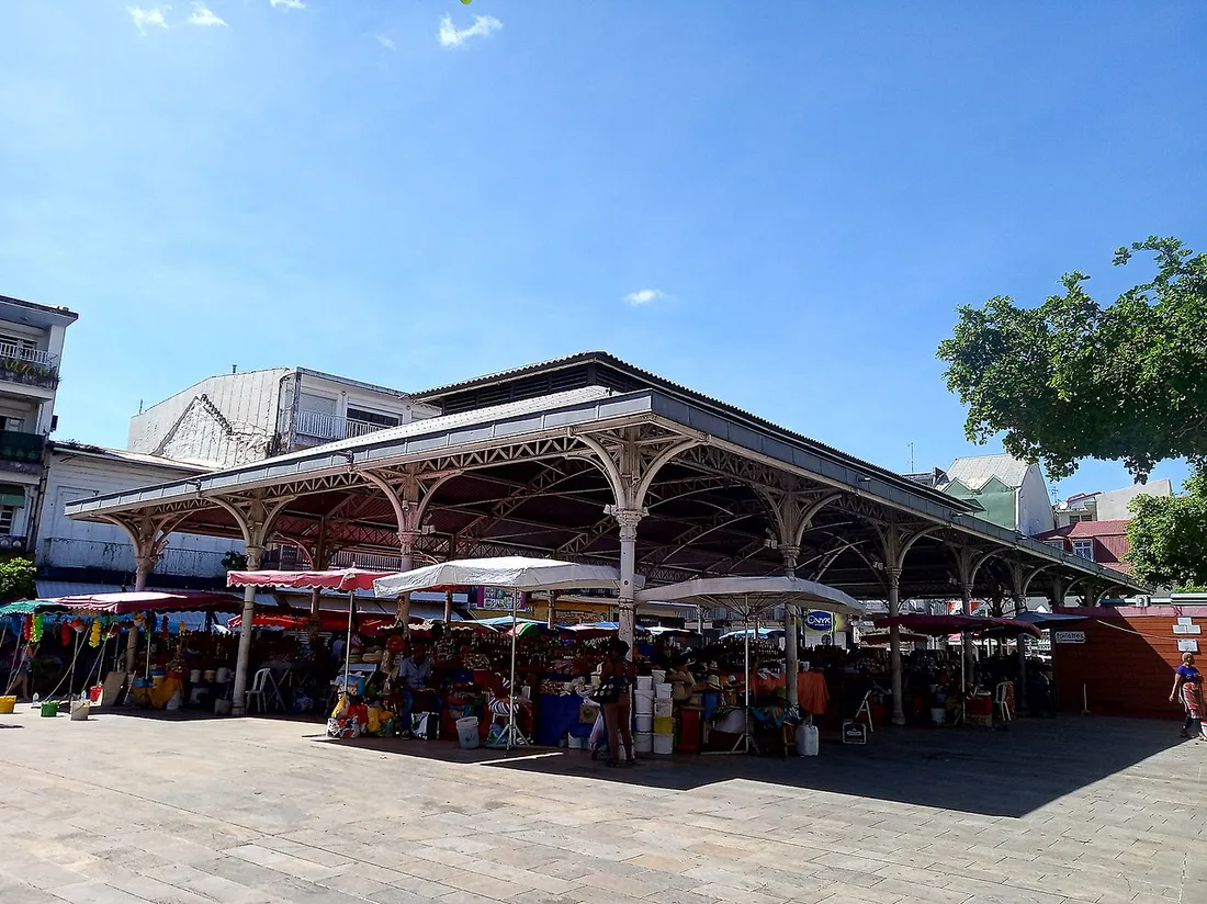 Marché central couvert Saint-Antoine de Pointe-à-Pitre avec ses étals colorés sous la halle métallique