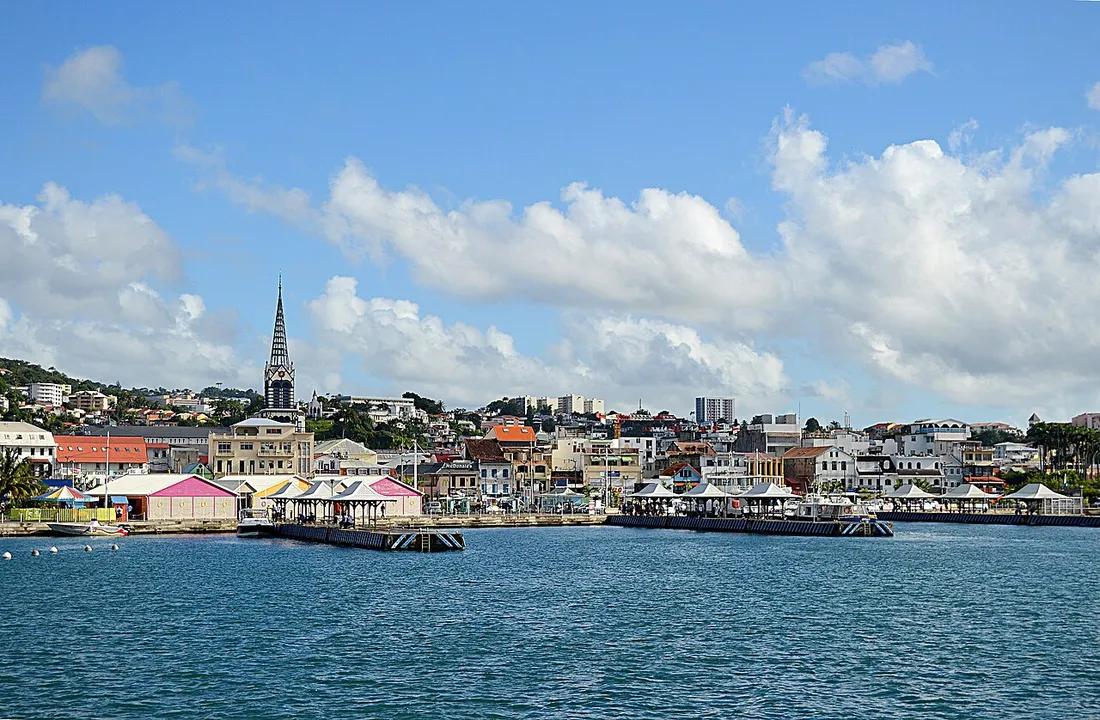 Front de mer de Fort-de-France en Martinique vu depuis la baie, avec ses immeubles colorés et le clocher de la cathédrale