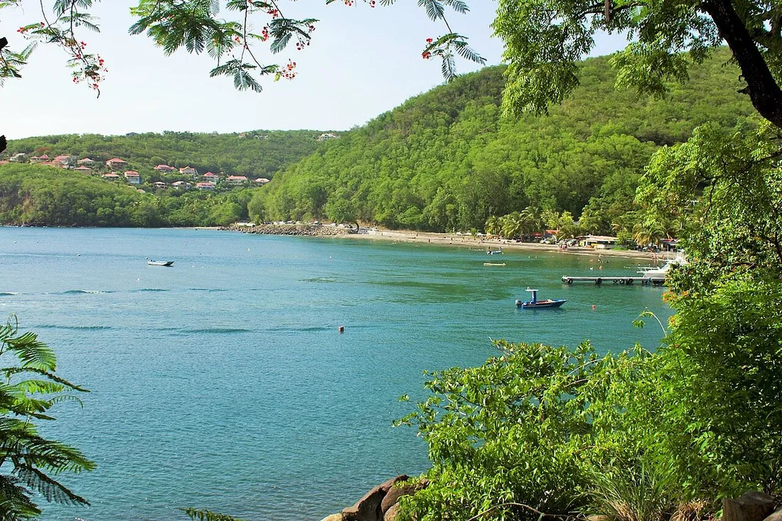 L'anse de Malendure à Bouillante, sur la côte sous-le-vent de Basse-Terre, avec ses bateaux au mouillage et son ponton, point de départ des sorties en mer