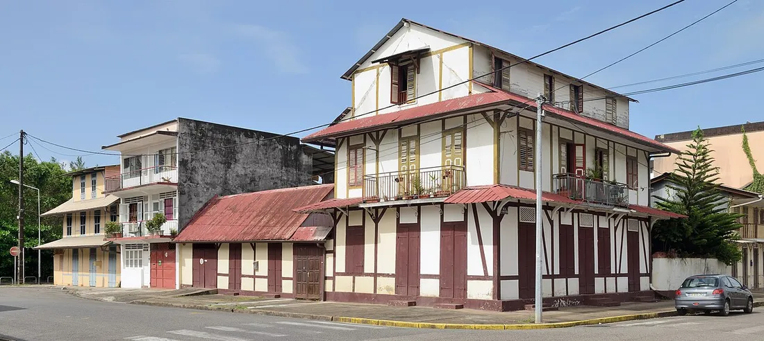 Maisons créoles traditionnelles en bois à Cayenne, type de bâti adapté à un gîte ou une chambre d'hôtes en Guyane