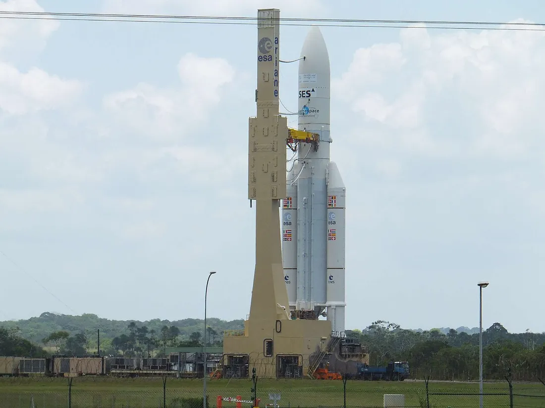 Lanceur Ariane 5 dressé sur son pas de tir au Centre spatial guyanais, entoure de vegetation tropicale, avant un tir Ariane