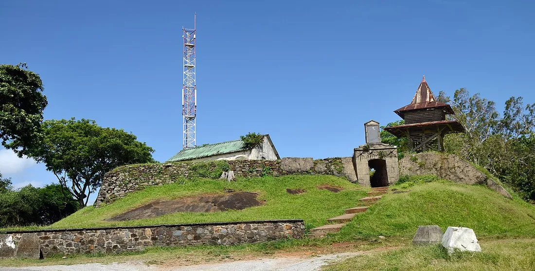 Les vestiges du fort Cépérou dominant Cayenne, avec ses remparts en pierre et son carbet sur la colline surplombant la ville