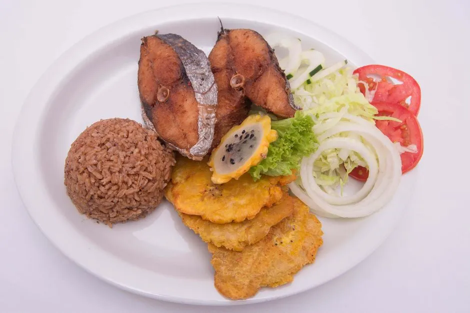 Assiette creole antillaise : poisson frit, riz aux haricots rouges, bananes plantain en tostones et salade fraiche