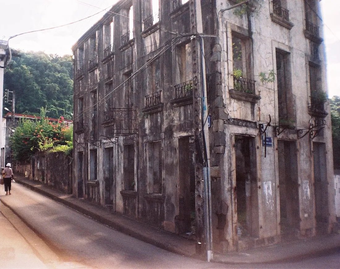 Façades éventrées des immeubles en pierre détruits par l'éruption de 1902 le long d'une rue de Saint-Pierre en Martinique
