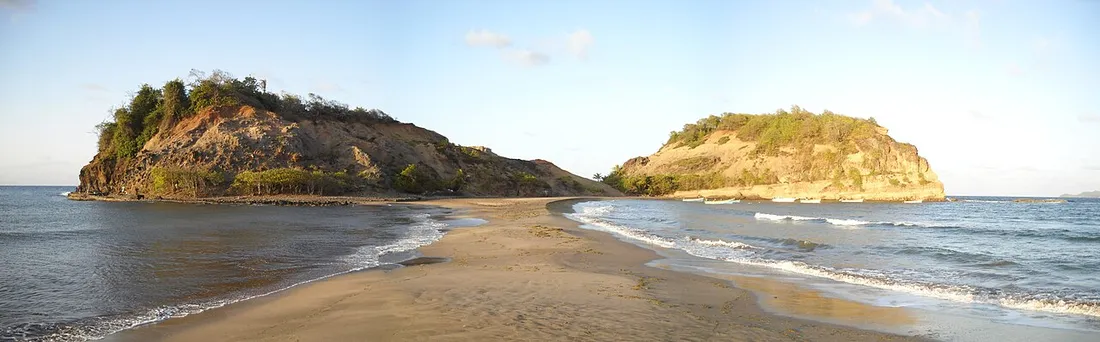Le tombolo de Sainte-Marie en Martinique : la bande de sable reliant le rivage à l'îlet Sainte-Marie