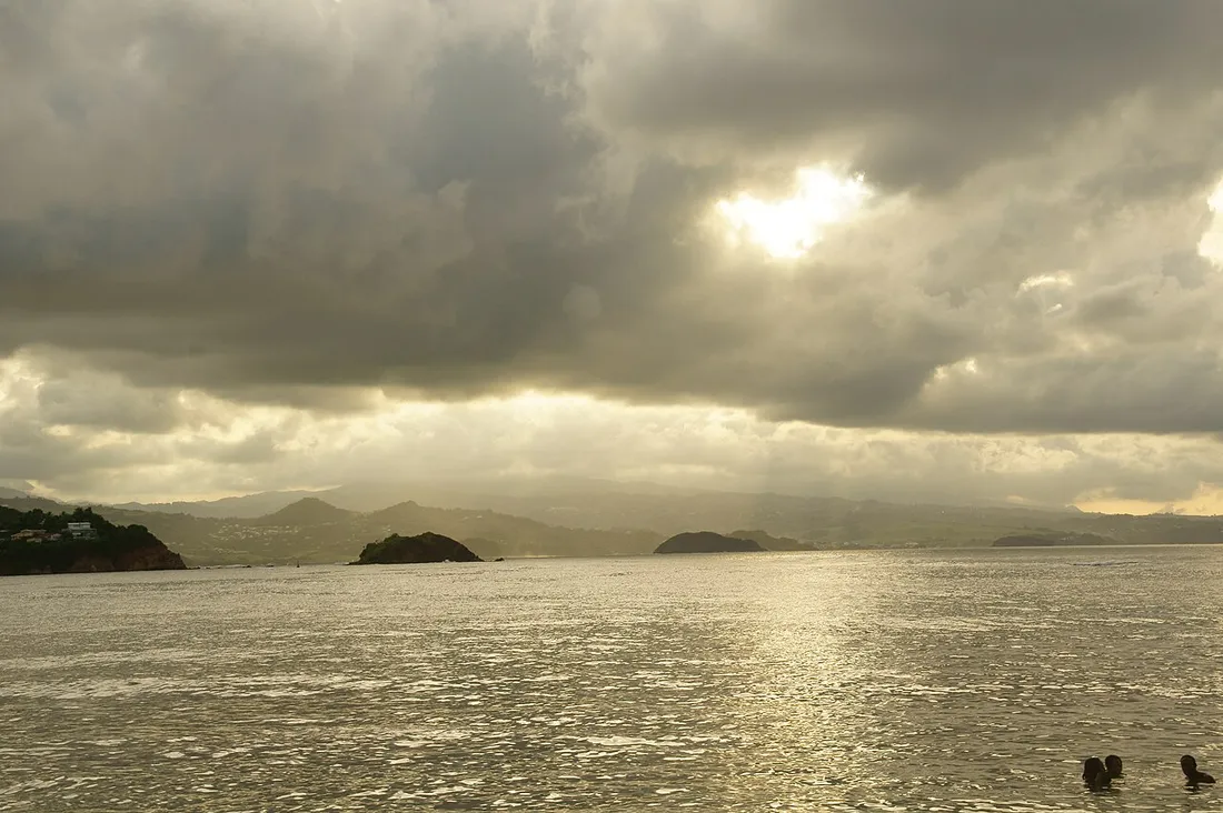 Vue mer sur la baie depuis Tartane, côté atlantique de la presqu'île de la Caravelle en Martinique, sous un ciel nuageux