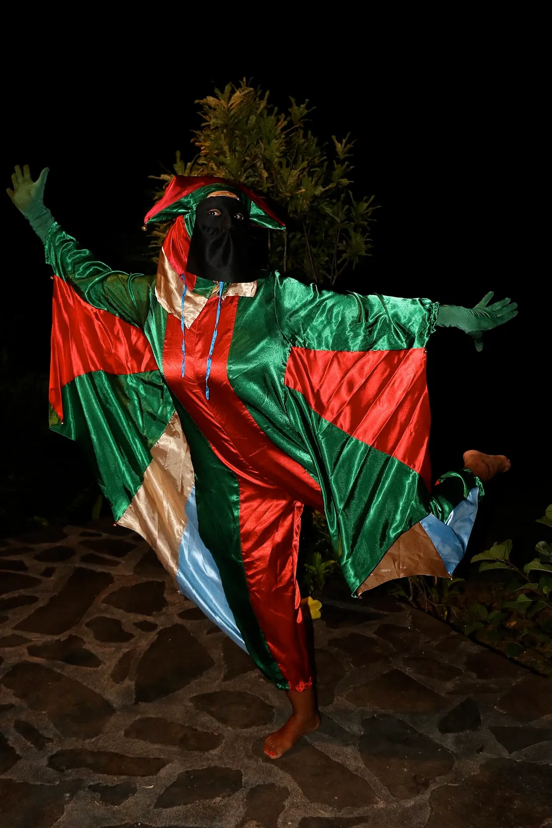 Touloulou en costume de satin multicolore dansant lors du carnaval de Guyane à Cayenne