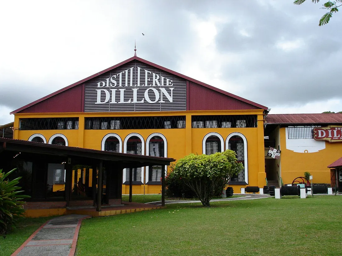 Facade jaune de la Distillerie Dillon en Martinique, etape rhum d'un itineraire gastronomique