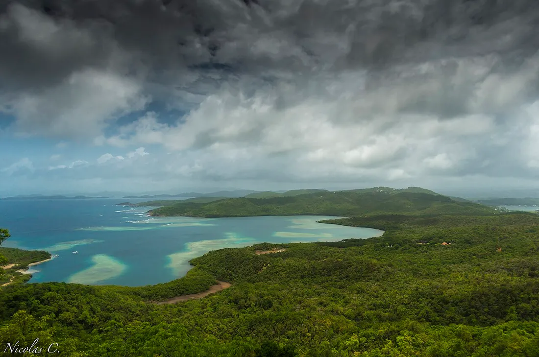 Vue panoramique de la presqu'île de la Caravelle, sa baie et ses collines verdoyantes face à l'Atlantique en Martinique