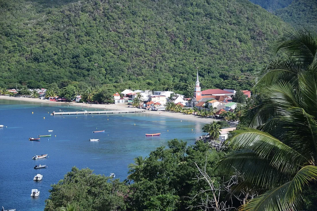 Le bourg des Anses-d'Arlet en Martinique avec son église face à la baie, sa plage et ses barques de pêche colorées