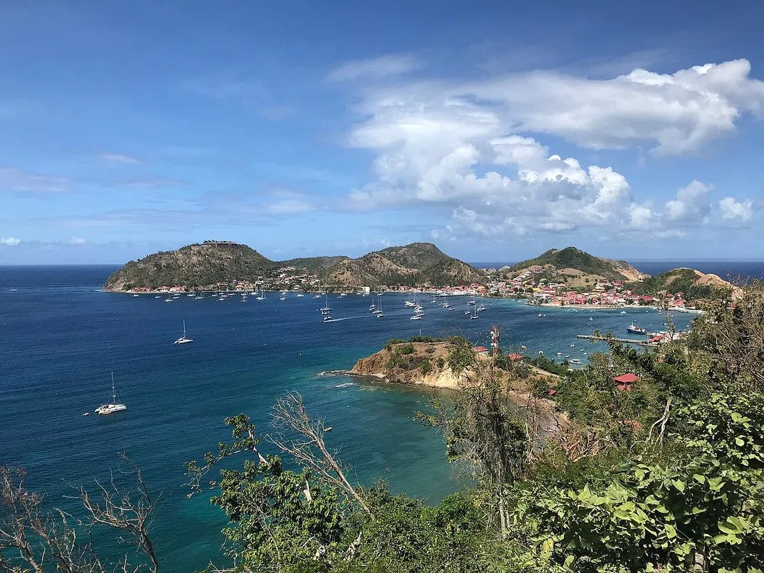 Vue en hauteur sur la baie des Saintes et ses mornes depuis les hauteurs de Terre-de-Haut, Guadeloupe