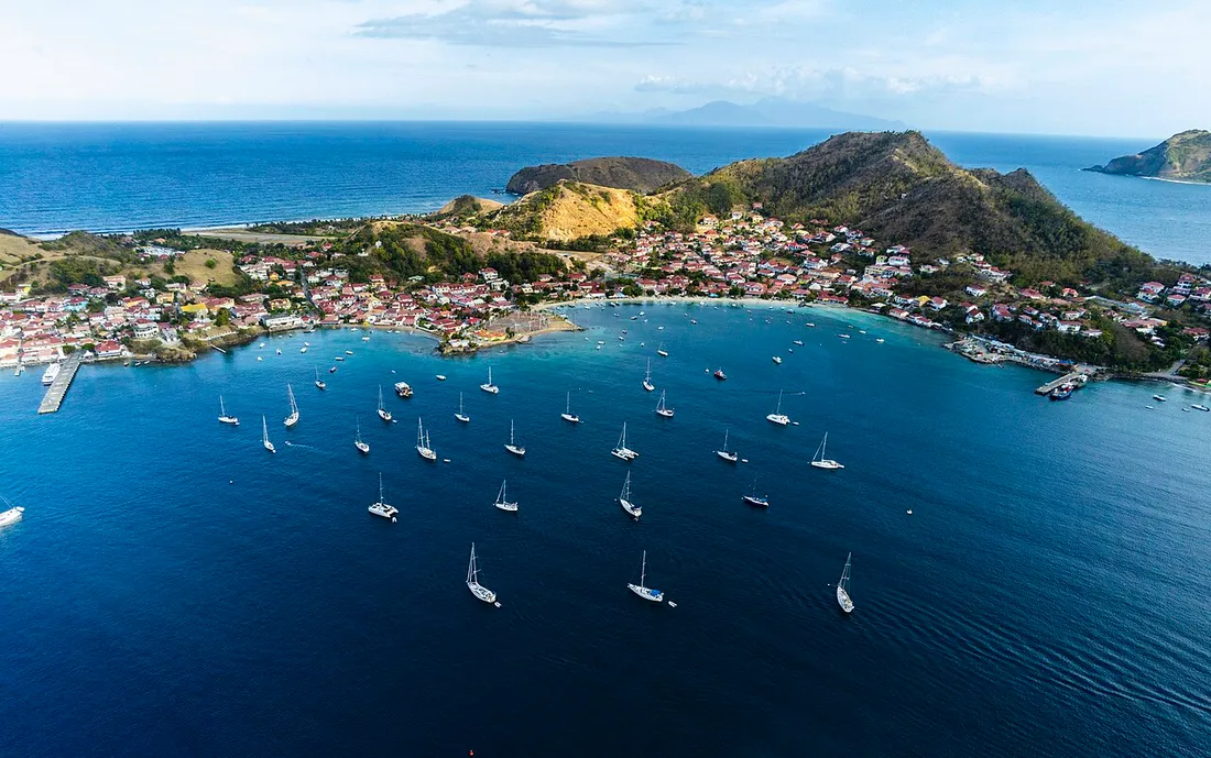 Vue aérienne de l'archipel des Saintes, en Guadeloupe, avec ses voiliers ancrés dans la baie et ses collines vues du ciel